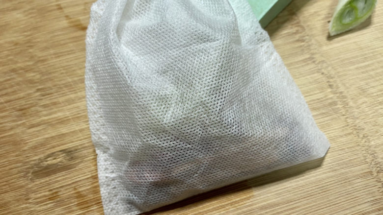 酱黄豆,香料装入纱袋中,浸泡冲洗掉浮灰