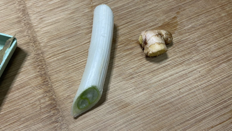 酱黄豆,葱白洗净,姜搓洗干净
