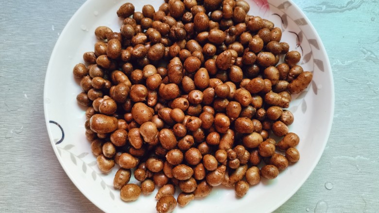 糖霜山药豆,沥干水份,放入盘中