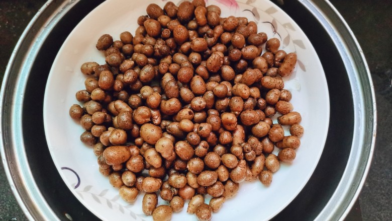 糖霜山药豆,蒸锅准备,山药豆放入蒸锅里