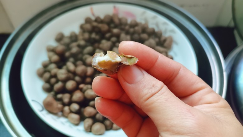 糖霜山药豆,用手捏一下,糯糯的就熟了