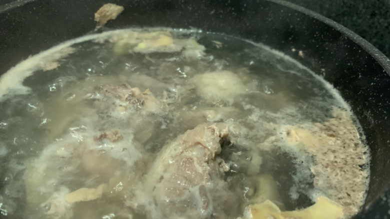 茶树菇炖鸡汤,大火烧开,撇掉浮沫,再焯水3分钟
