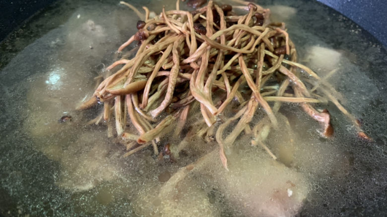 茶树菇炖鸡汤,加入适量清水,加茶树菇