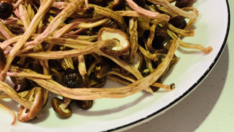 茶树菇炖鸡汤,泡好的茶树菇捞起,剪掉菇头,盛碗里待用