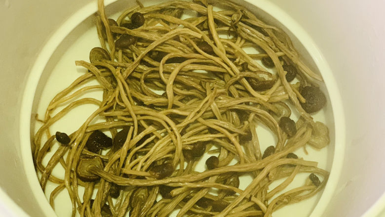 茶树菇炖鸡汤,盛隔水炖锅中,炖2小时