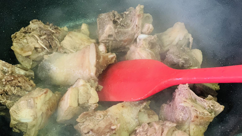 茶树菇炖鸡汤,大火翻炒一会,炒出香味