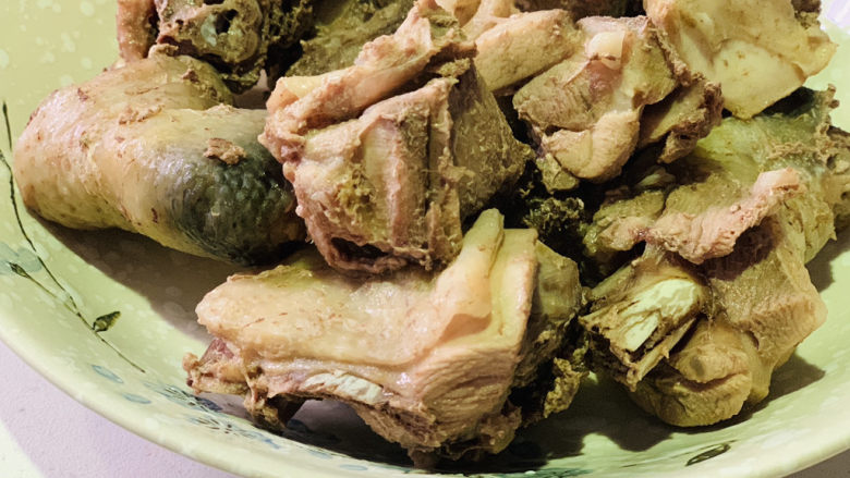茶树菇炖鸡汤,鸡肉焯水后捞起,用清水再冲洗一遍,沥干水分,盛碗里