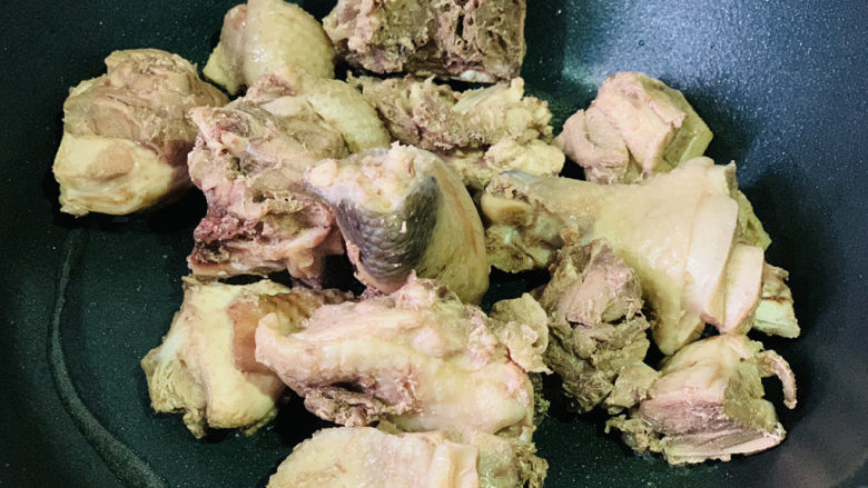 茶树菇炖鸡汤,锅加食用油,热锅,倒入鸡肉