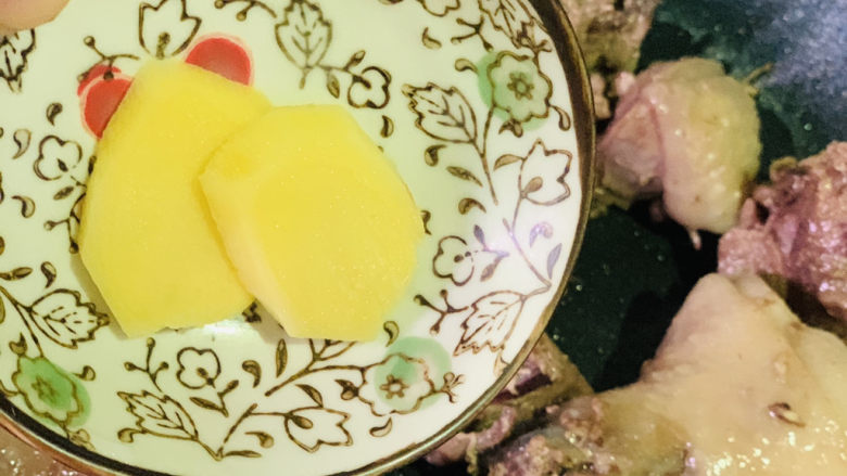 茶树菇炖鸡汤,大火翻炒,加入姜片