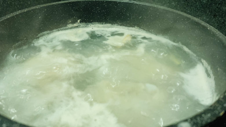 黄豆猪蹄汤,大火煮开,焯水5分钟