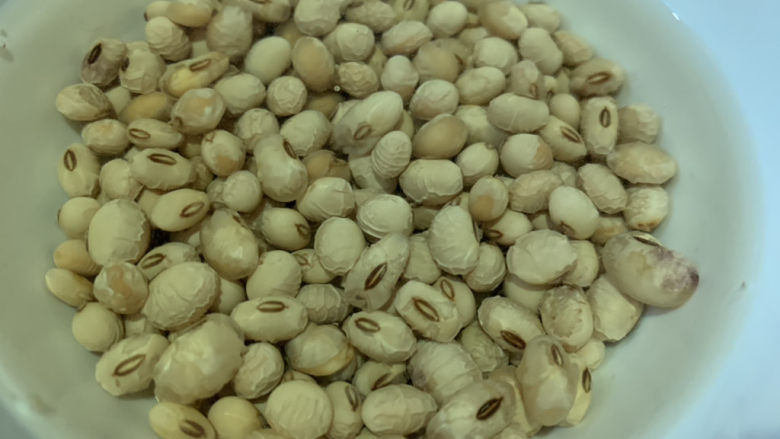黄豆猪蹄汤,将黄豆冲洗干净,用清水提前浸泡半天