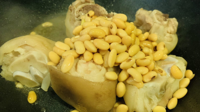黄豆猪蹄汤,加黄豆,也一起翻炒一会