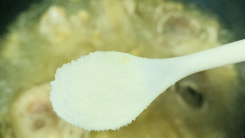 黄豆猪蹄汤,加盐,搅拌均匀调料