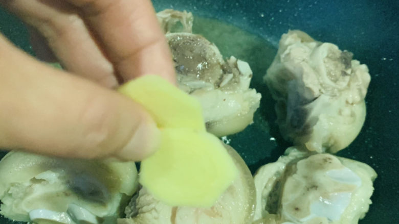 黄豆猪蹄汤,加入姜片,再翻炒一会