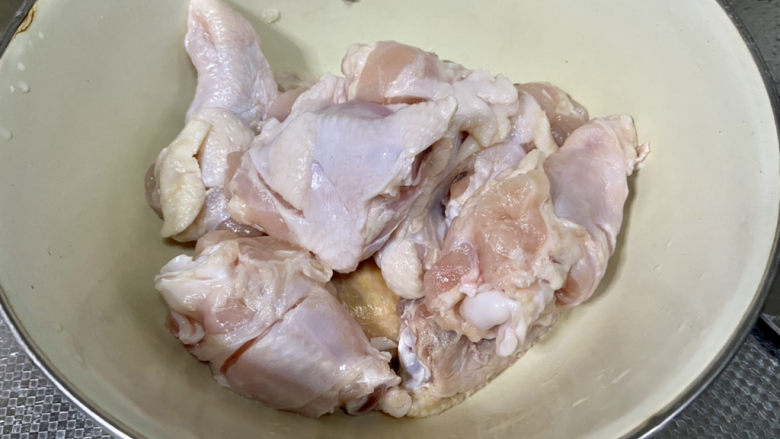 啤酒鸡翅根,鸡翅根挤去水分在肉厚的地方切两刀,方便入味