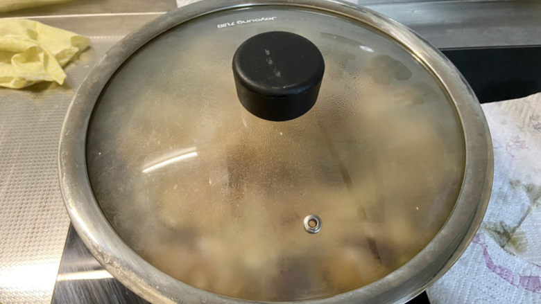啤酒鸡翅根,加盖,中小火炖煮20分钟