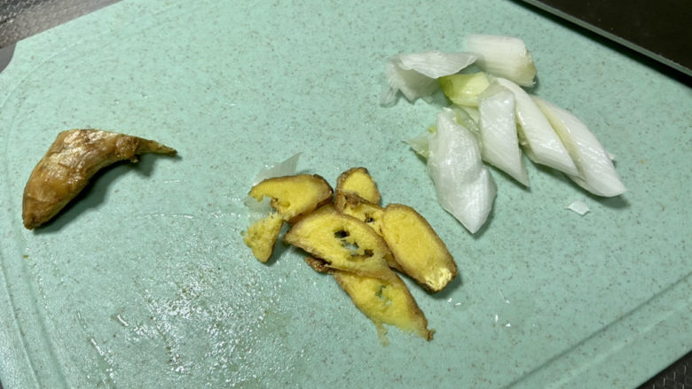 啤酒鸡翅根,姜切片,葱白切段