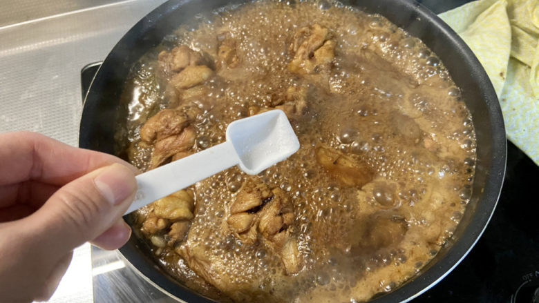 啤酒鸡翅根,时间到开盖,尝下咸淡,根据个人口味补充少许盐