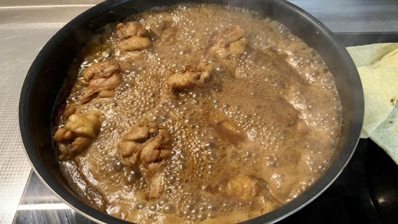 啤酒鸡翅根,转大火收汁,注意汤汁,是不是搅拌,不要收干粘锅了
