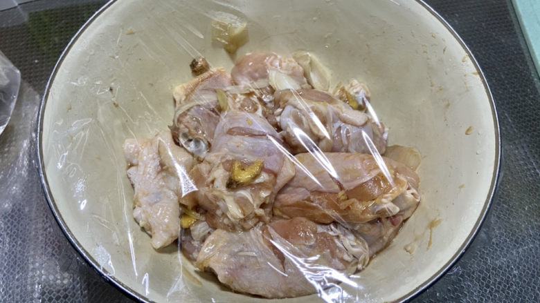啤酒鸡翅根,蒙上保鲜膜放冰箱冷藏腌制,至少一小时