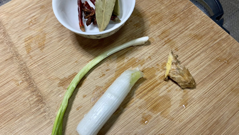 啤酒鸡翅根,姜搓洗干净,葱白小葱洗净,香料洗去浮灰