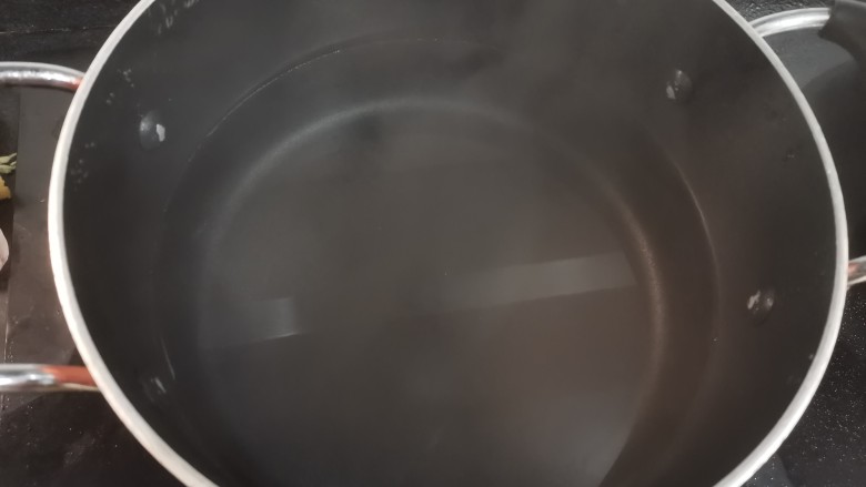 红烧肉丸子,锅中加水,不要烧开哈