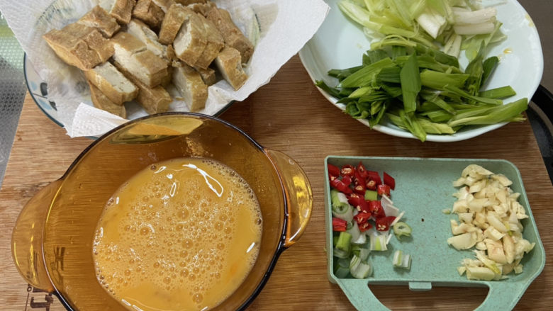 豆腐炒鸡蛋➕蒜苗豆腐炒鸡蛋,全部食材准备好