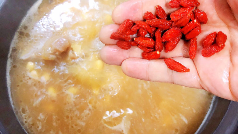 黄豆猪蹄汤,放入<a style='color:red;display:inline-block;' href='/shicai/ 142822'>枸杞子</a>,继续炖煮10分钟。