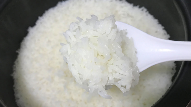 午餐肉饭团,米饭提前焖熟,放置温热