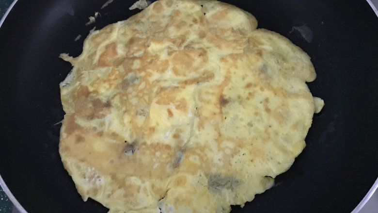 午餐肉饭团,热锅凉油,倒入鸡蛋液,用中小火煎至金黄,盛出