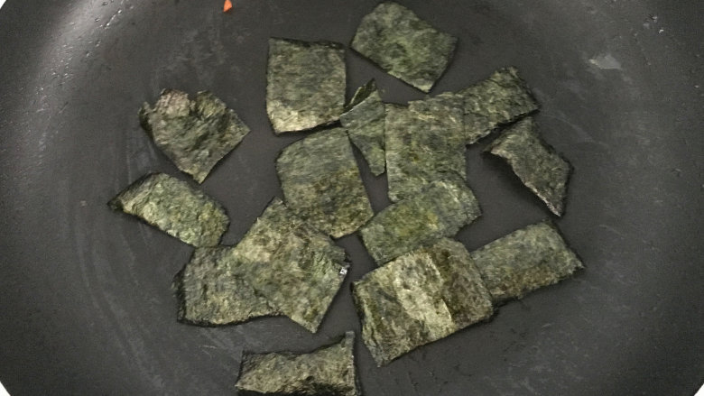 午餐肉饭团,同样不放油,开小火把海苔两面烤一烤,烤过后又香又脆又好吃