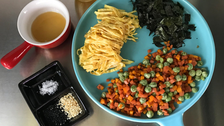 午餐肉饭团,蛋皮切丝,海苔掰碎块,一起放入盘中;所有的配菜就全都备齐了
