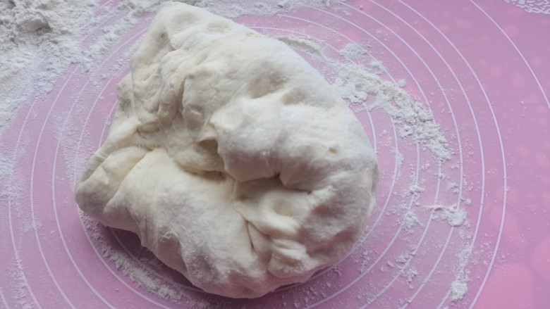 梅干菜肉包子,醒发好的面团揉至排气