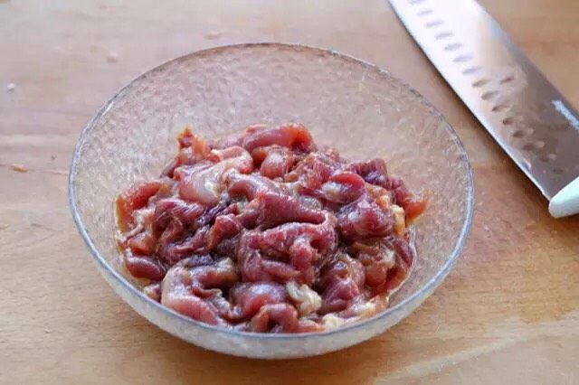 莲藕炒肉片,再淋入一汤匙食用油,拌匀后腌制十分钟。