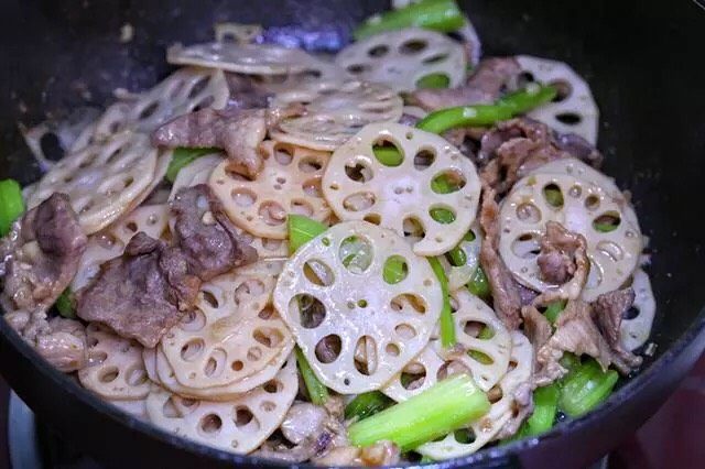 莲藕炒肉片,最后放入炒好的肉片,与藕片混合翻炒均匀,关火盛出即可。