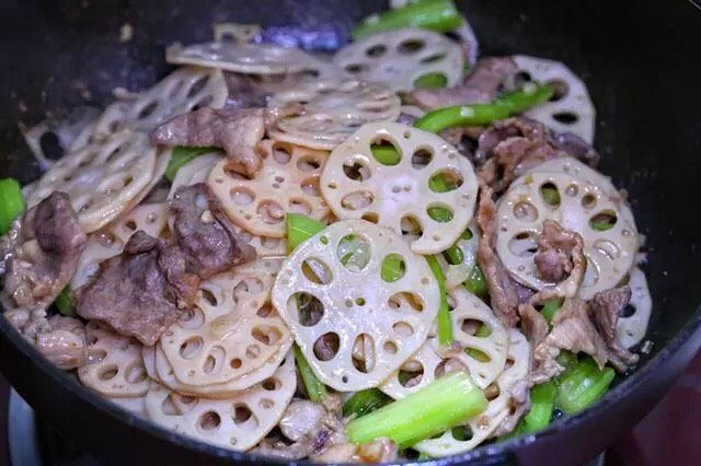 莲藕炒肉片,最后放入炒好的肉片，与藕片混合翻炒均匀，关火盛出即可。