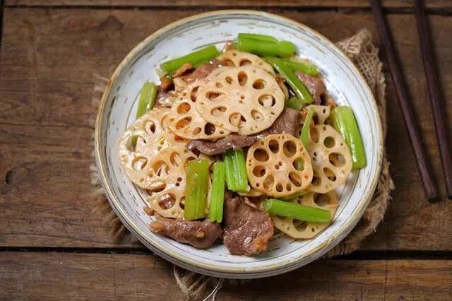 莲藕炒肉片,一道营养美味、简单快手的莲藕炒肉片就完成了!