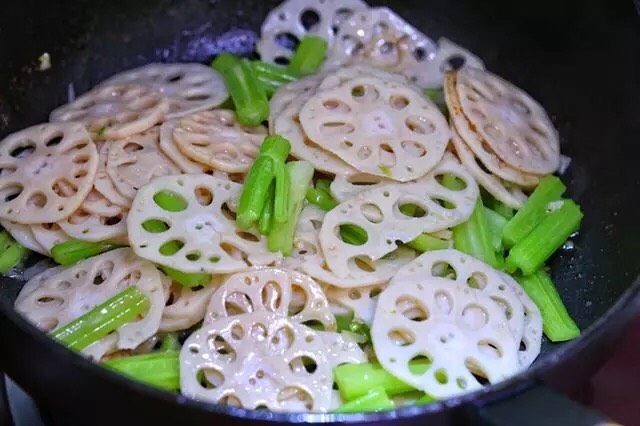 莲藕炒肉片,接着放入藕片,改大火快速翻炒两分钟,再放入芹菜段翻炒约一分钟,按照个人口味调入适量的盐和<a style='color:red;display:inline-block;' href='/shicai/ 756'>鸡精</a>。