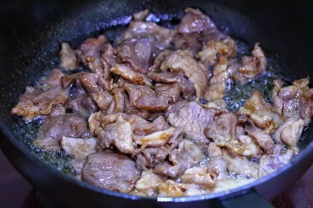 莲藕炒肉片,锅中倒适量食用油烧热,放入腌制好的肉片炒至发白断生状态。