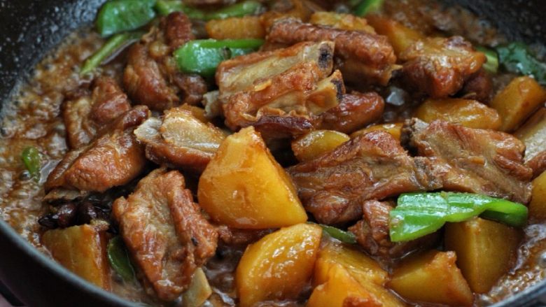 红烧土豆排骨,土豆软熟后调入适量盐,再放入青椒块,改大火快速翻炒收汁即可,汤汁不要收的太干,留一些拌米饭很好吃。