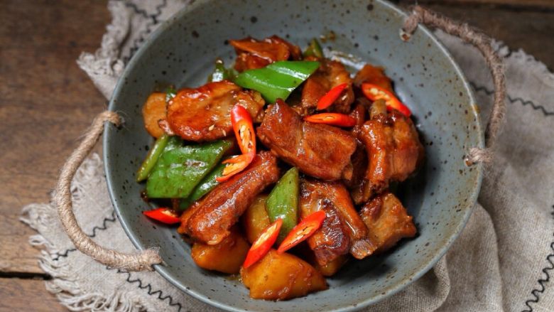 红烧土豆排骨,一道色香味俱全的红烧土豆排骨就完成了,土豆吸收了排骨的汤汁,超级美味!