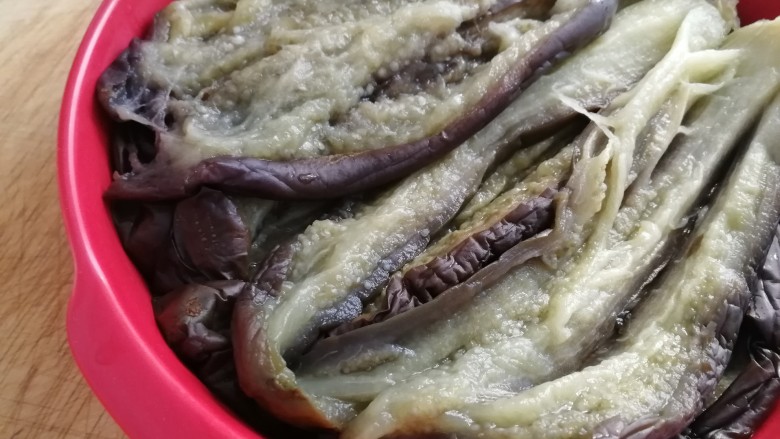 肉末蒸茄子,隔水上锅,水开蒸15分钟,倒去多余水份,把茄子划开。