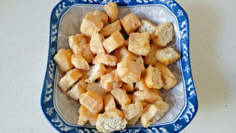 油豆腐炒青椒,买来的油豆腐大小不均匀,大的改刀一切为二