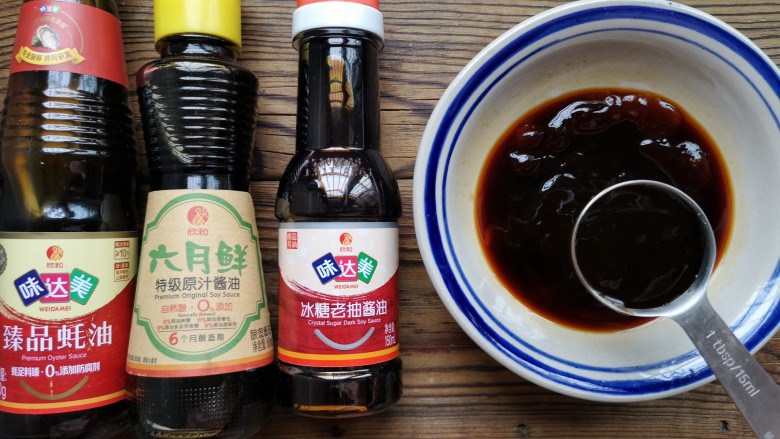 虾仁日本豆腐,用两勺六月鲜特级原汁酱油,两勺味达美臻品蚝油,一勺味达美冰糖老抽酱油,1勺<a style='color:red;display:inline-block;' href='/shicai/ 3729'>白糖</a>,搅拌均匀调成料汁。