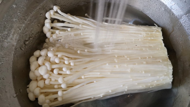 虾仁日本豆腐,<a style='color:red;display:inline-block;' href='/shicai/ 234'>金针菇</a>剪去根部,洗净,控水备用。