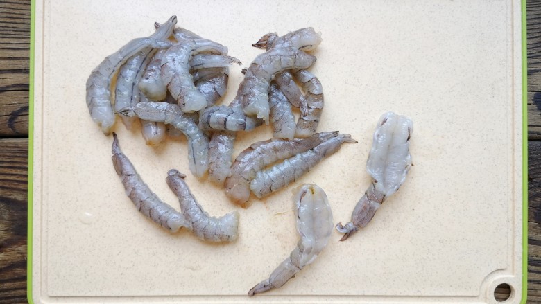 虾仁日本豆腐,<a style='color:red;display:inline-block;' href='/shicai/ 301'>鲜虾</a>去头去壳剥出虾仁,开背剔除虾线。