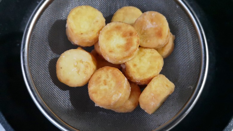 虾仁日本豆腐,日本豆腐炸至表面挺实金黄酥脆后沥油捞出。