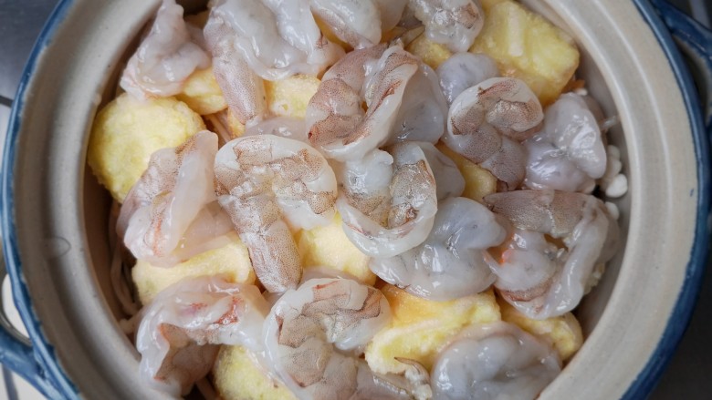 虾仁日本豆腐,将处理好的虾仁铺在豆腐上,在加入一碗<a style='color:red;display:inline-block;' href='/shicai/ 845'>高汤</a>。