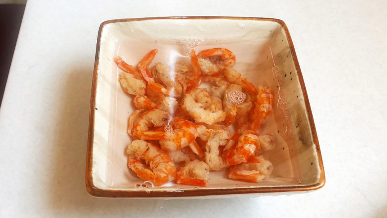 冬瓜海带汤,<a style='color:red;display:inline-block;' href='/shicai/ 1694'>海米</a>捞洗两遍,温水浸泡三十分钟。