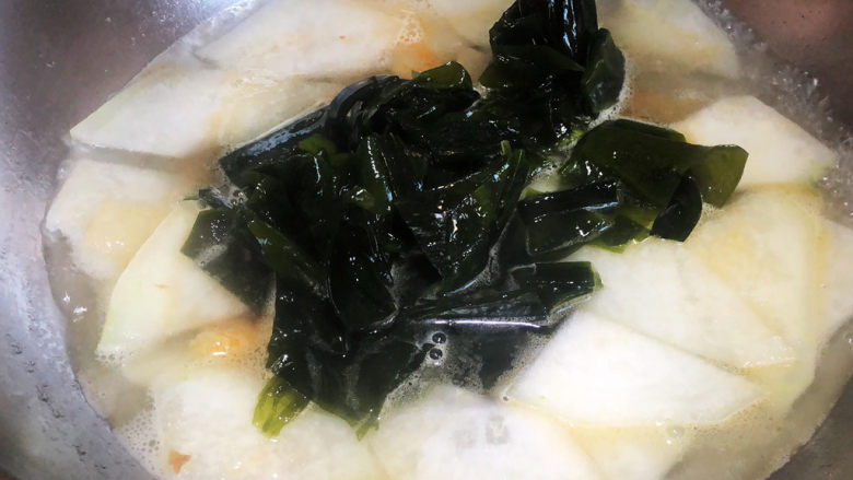 冬瓜海带汤,加入海裙带,加入适量水,中大火煮十分钟。